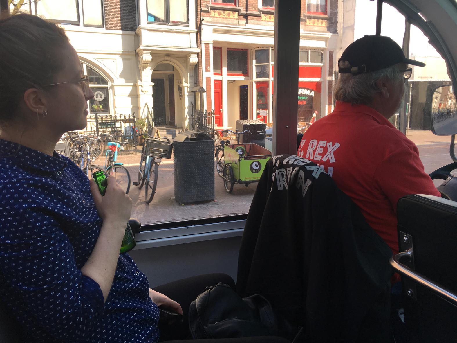 Met Lies en chauffeur Peter in de T. Rex Train door Leiden